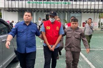 Penyidik pidana khusus Kejaksaan Tinggi Kalimantan Tengah (Kejati Kalteng) saat hendak menahan dua tersangka korupsi pengadaan Bahan Bakar Batubara untuk PT PLN (Persero) dari wilayah penambangan Kalteng Tahun 2022.