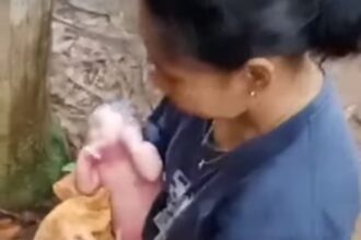 Bayi Perempuan ditemukan warga tergeletak diatas karung pupuk di kebun karet Desa Bingkulu. Foto: IG, @info.negri (tangkap layar)