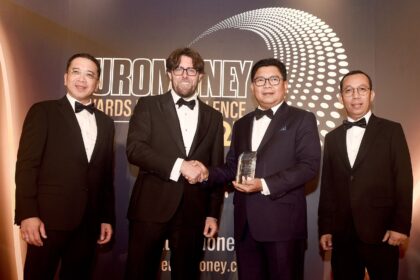 Direktur Utama Bank Mandiri Darmawan Junaidi memperoleh apresiasi The Best CEO: Excellent In Strategic Leadership serta Direktur Keuangan dan Strategi Bank Mandiri Sigit Prastowo sebagai The Best CFO: Excellent In Finance Transformation. Foto: Dok Bank Mandiri