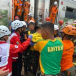 Sejumlah prajurit Yonif 330 Tri Dharma saat membantu proses evakuasi korban kecelakaan Kereta Api Turangga dengan Kereta Commuterline Bandung Raya di Cicalengka, Bandung, Jumat (5/1/24). Foto: Istimewa