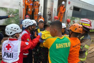 Sejumlah prajurit Yonif 330 Tri Dharma saat membantu proses evakuasi korban kecelakaan Kereta Api Turangga dengan Kereta Commuterline Bandung Raya di Cicalengka, Bandung, Jumat (5/1/24). Foto: Istimewa