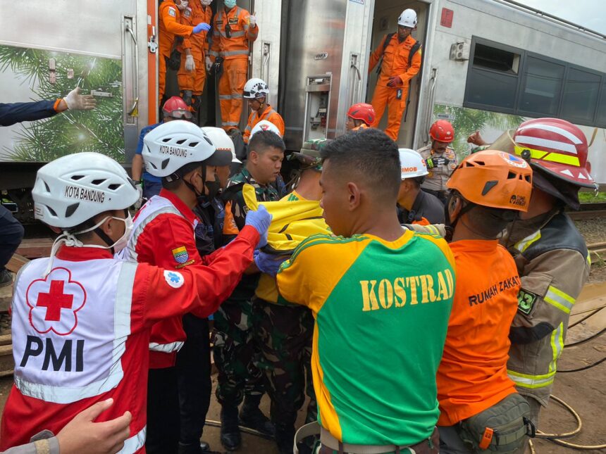 Sejumlah prajurit Yonif 330 Tri Dharma saat membantu proses evakuasi korban kecelakaan Kereta Api Turangga dengan Kereta Commuterline Bandung Raya di Cicalengka, Bandung, Jumat (5/1/24). Foto: Istimewa