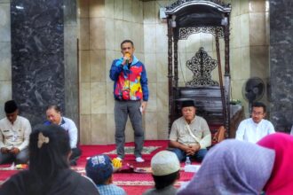 Wali Kota Jakarta Timur, M. Anwar saat Safari Jumat di Masjid Al Bashor, RW 03, Kelurahan Dukuh, Kecamatan Kramat Jati, Jumat (5/1). Foto: Ist