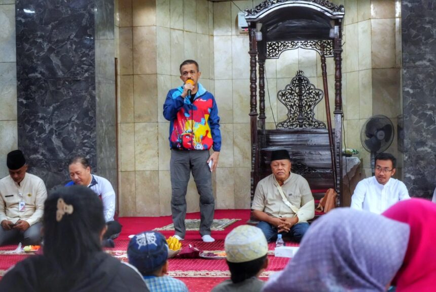 Wali Kota Jakarta Timur, M. Anwar saat Safari Jumat di Masjid Al Bashor, RW 03, Kelurahan Dukuh, Kecamatan Kramat Jati, Jumat (5/1). Foto: Ist