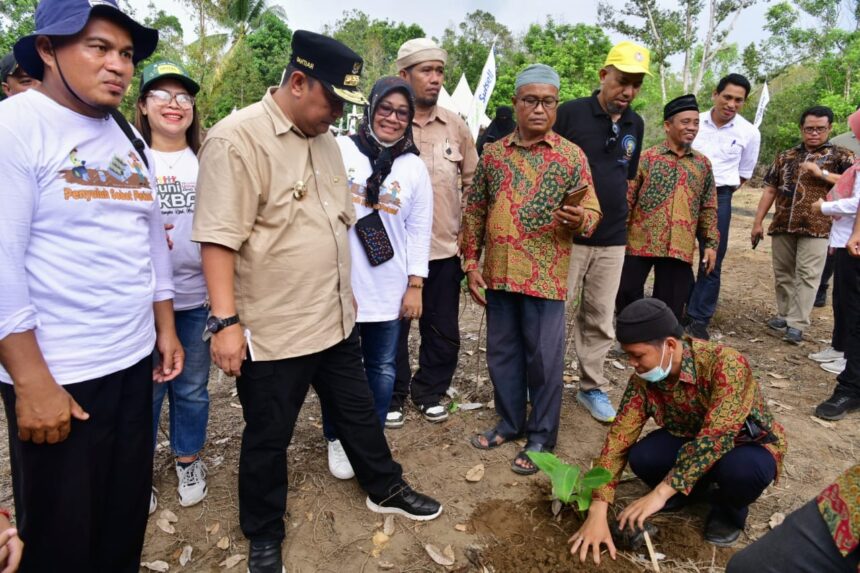 Setelah mendatangi pondok pesantren DDI Mangkoso di Kabupaten Barru, Pesantren As'diayah Sengkang Kabupaten Wajo, dan Pesantren Al Ikhlas Ujung Kabupaten Bone, Penjabat Gubernur Sulsel, Bahtiar Baharuddin, kembali mendatangi pesantren untuk mengajak santri terlibat dalam budidaya pisang cavendish. Foto/ist