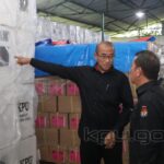 Ketua KPU RI, Hasyim Asy'ari saat melakukan pengecekan logistik pemilu 2024. Foto: Dok KPU RI