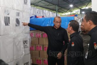 Ketua KPU RI, Hasyim Asy'ari saat melakukan pengecekan logistik pemilu 2024. Foto: Dok KPU RI