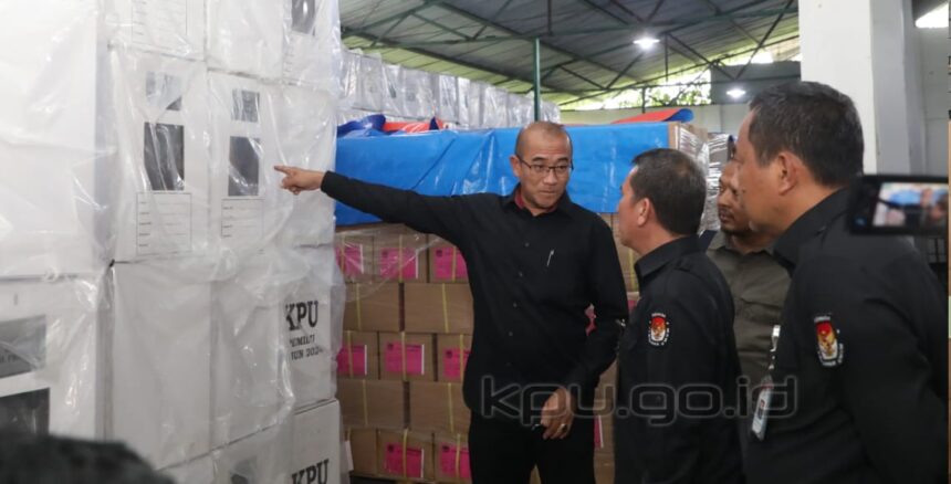 Ketua KPU RI, Hasyim Asy'ari saat melakukan pengecekan logistik pemilu 2024. Foto: Dok KPU RI