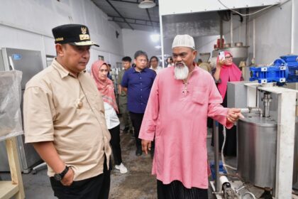 Penjabat Gubernur Sulawesi Selatan (Sulsel) Bahtiar Baharuddin, dan Bupati Luwu Utara Indah Putri Indriani saat mengunjungi Pabrik Cokelat KUB Sibalie Resoe di Jalan Lamarangina, Desa Topangi Indah, Kasimbong, Kecamatan Masamba, Kabupaten Luwu Utara, Jumat (5/1/2024). Foto: Pemprov Sulsel