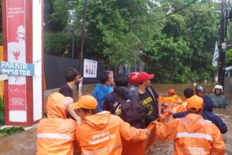 Sejumlah PPSU dan BPBD DKI Jakarta melakukan evakuasi warga yang kebanjiran di Jl. Nis, RT 003 RW 03, Kel. Cilandak Timur, Kec. Pasar Minggu, Jakarta Selatan, Minggu (7/1). Foto: Ist