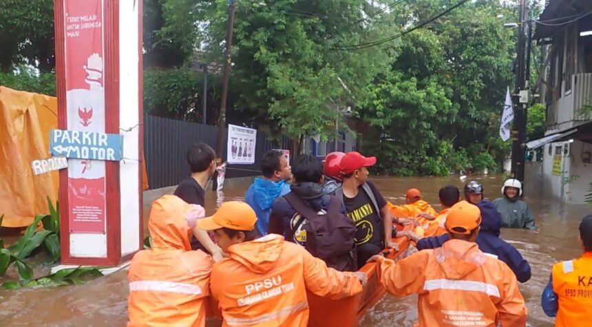 Sejumlah PPSU dan BPBD DKI Jakarta melakukan evakuasi warga yang kebanjiran di Jl. Nis, RT 003 RW 03, Kel. Cilandak Timur, Kec. Pasar Minggu, Jakarta Selatan, Minggu (7/1). Foto: Ist