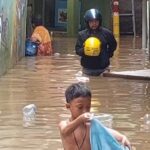 Aktivitas warga terganggu saat banjir merendam permukiman di kawasan Kebon Pala, RW 04 dan RW 05, Kampung Melayu, Jatinegara, Jakarta Timur, pada Senin (8/1). Foto: Joesvicar Iqbal/ipol.id