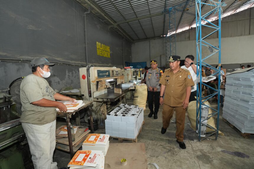 Penjabat Gubernur Sulsel, Bahtiar Baharuddin, bersama jajaran Forkopimda, Wali Kota Makassar, KPU Sulsel dan Bawaslu Sulsel meninjau lokasi Gudang Logistik Pemilu untuk Kota Makassar di Jl Ir Sutami, Senin, 8 Januari 2024. Foto/ist