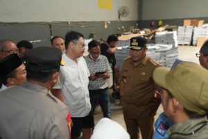 Penjabat Gubernur Sulsel, Bahtiar Baharuddin, bersama jajaran Forkopimda, Wali Kota Makassar, KPU Sulsel dan Bawaslu Sulsel meninjau lokasi Gudang Logistik Pemilu untuk Kota Makassar di Jl Ir Sutami, Senin, 8 Januari 2024. Foto/ist