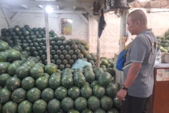 Suasana tempat kejadian pembunuhan korban Sutomo sebelumnya dianiaya di kios penjual semangka di Pasar Induk Kramat Jati, Jakarta Timur, pada Senin (8/1). Foto: Joesvicar Iqbal/ipol.id