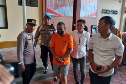 Oknum Dinas Perhubungan DKI Jakarta tersangka pencabulan berinisial RT, 57, (kaus orange) tertunduk malu dan mengaku khilaf saat dihadirkan dihadapan awak media di Mapolres Metro Jakarta Pusat, Senin (8/1) siang. Foto: Joesvicar Iqbal/ipol.id