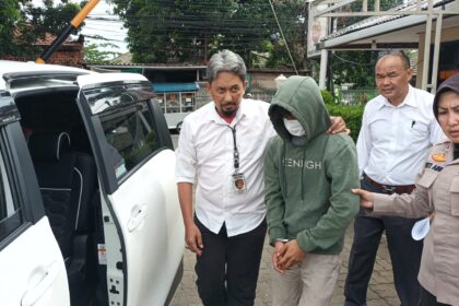 Kapolsek Kramat Jati Kompol, Tuti Aini dan jajaran berhasil meringkus pelaku pembunuhan berinisial DJ, 28, (hoodie sweater hijau) yang kabur ke kawasan Pamulang, Tangerang Selatan, Senin (8/1) siang. Foto: Joesvicar Iqbal/ipol.id