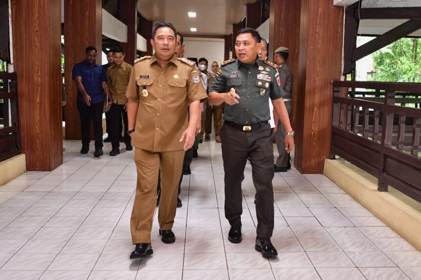 Dalam Silaturahmi bersama Pangdam XIV Hasanuddin, Mayjen Bobby Rinal Makmun, seluruh Forkopimda dan OPD lingkup Pemprov Sulsel, Penjabat Gubernur Sulsel, Bahtiar Baharuddin, menyampaikan siap mendukung Pangdam XIV Hasanuddin, dan semakin memperkuat kolaborasi dan sinergitas. Foto/ist