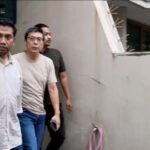 Direktur PT Trust Multi Finance, Rudy Widjaja (tengah) saat ditangkap oleh Tim Tabur Kejaksaan, Senin (8/1/2024). Foto: Puspenkum Kejaksaan Agung