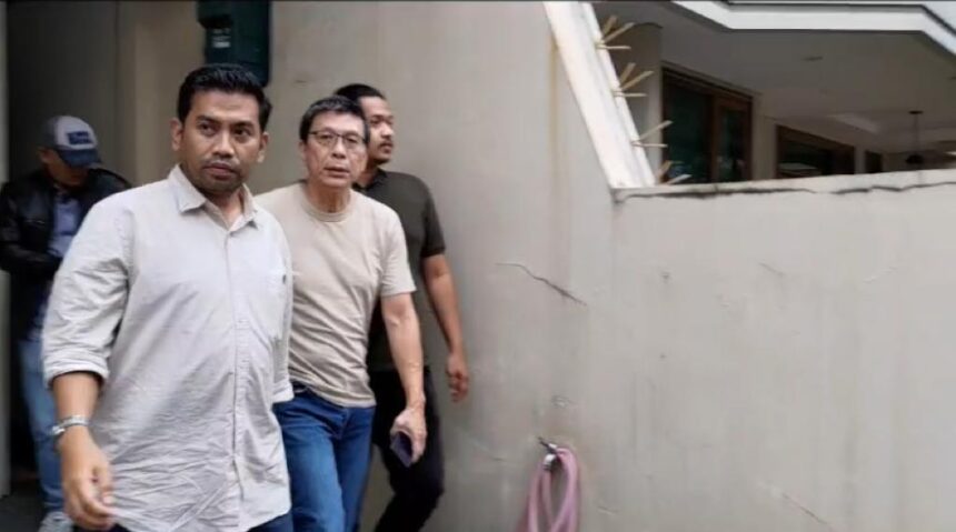 Direktur PT Trust Multi Finance, Rudy Widjaja (tengah) saat ditangkap oleh Tim Tabur Kejaksaan, Senin (8/1/2024). Foto: Puspenkum Kejaksaan Agung