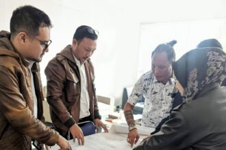 Kepala Seksi PPS BPN Kota Depok Galang Rambu Sukmara mendampingi Kepala BPN Kota Depok Indra Gunawan. Foto/BPN depok