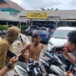 Pelaku pencurian handphone SM di Pasar Induk Kramat Jati, Kecamatan Kramat Jati, Jakarta Timur, digelandang ke Mapolsek Kramat Jati, Senin (8/1) siang. Foto: Joesvicar Iqbal/ipol.id