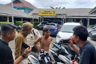 Pelaku pencurian handphone SM di Pasar Induk Kramat Jati, Kecamatan Kramat Jati, Jakarta Timur, digelandang ke Mapolsek Kramat Jati, Senin (8/1) siang. Foto: Joesvicar Iqbal/ipol.id