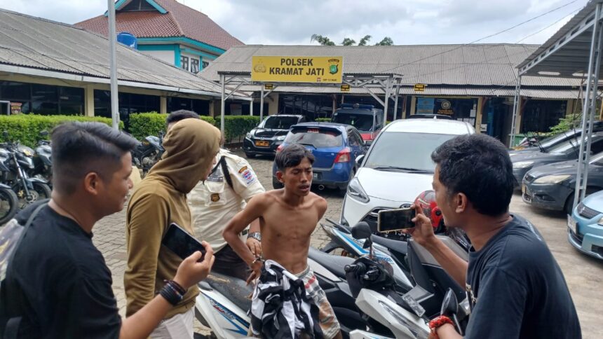 Pelaku pencurian handphone SM di Pasar Induk Kramat Jati, Kecamatan Kramat Jati, Jakarta Timur, digelandang ke Mapolsek Kramat Jati, Senin (8/1) siang. Foto: Joesvicar Iqbal/ipol.id