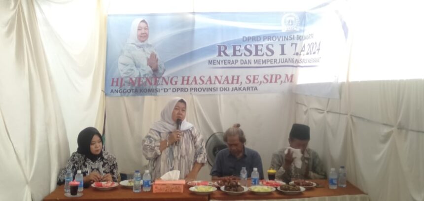 Anggota DPRD DKI dari Fraksi Demokrat, Neneng Hasanah saat melakukan reses di Kelurahan Sukapura, Jakarta Utara.(foto Sofian/ipol.id)