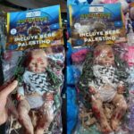 Mengerikan Israel buat boneka anak berlumuran darah. Foto: IG, @vlocke_negro