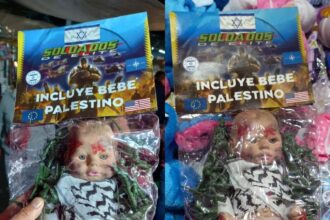 Mengerikan Israel buat boneka anak berlumuran darah. Foto: IG, @vlocke_negro