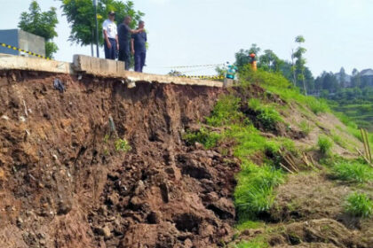 Penampakan turap Ruang Limpah Sungai (RLS) Pondok Ranggon 1 longsor sepanjang sekitar 40 meter di RT 02/RW 01, Pondok Ranggon, Cipayung, Jakarta Timur, Minggu (7/1) lalu, kini dalam perbaikan kontraktor PT Nindya Karya. Foto: Ist