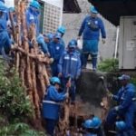 Turap saluran penghubung (Phb) Penganten Ali di RW 06, Kelurahan/Kecamatan Ciracas, Jakarta Timur, yang longsor pada Kamis (12/1) lalu, kini menunggu proses lelang untuk dilakukan perbaikan. Foto: Ist