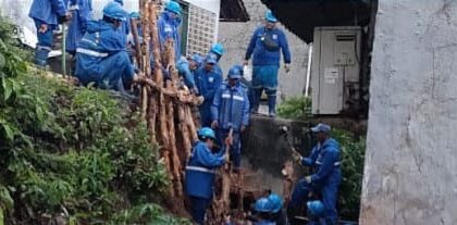 Turap saluran penghubung (Phb) Penganten Ali di RW 06, Kelurahan/Kecamatan Ciracas, Jakarta Timur, yang longsor pada Kamis (12/1) lalu, kini menunggu proses lelang untuk dilakukan perbaikan. Foto: Ist