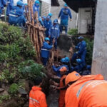 Sejumlah petugas Sudin Sumber Daya Air (SDA) Jakarta Timur dan PPSU memperbaiki tebing saluran penghubung (Phb) Penganten Ali yang longsor sepanjang tujuh meter dengan ketinggian 2,5 meter di RT 11/RW 06, Kelurahan/Kecamatan Ciracas, Kamis (11/1). Foto: Ist