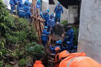 Sejumlah petugas Sudin Sumber Daya Air (SDA) Jakarta Timur dan PPSU memperbaiki tebing saluran penghubung (Phb) Penganten Ali yang longsor sepanjang tujuh meter dengan ketinggian 2,5 meter di RT 11/RW 06, Kelurahan/Kecamatan Ciracas, Kamis (11/1). Foto: Ist