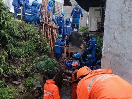 Sejumlah petugas Sudin Sumber Daya Air (SDA) Jakarta Timur dan PPSU memperbaiki tebing saluran penghubung (Phb) Penganten Ali yang longsor sepanjang tujuh meter dengan ketinggian 2,5 meter di RT 11/RW 06, Kelurahan/Kecamatan Ciracas, Kamis (11/1). Foto: Ist