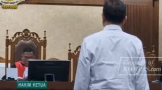 Mantan pejabat Ditjen Pajak, Rafael Alun Trisambodo saat mendengarkan putusan majelis hakim Pengadilan Tipikor Jakarta, 8 Januari 2024 lalu. Foto: Tangkap layar YT @kompastv