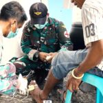 Prajurit TNI AD saat memberikan bantuan pengobatan bagi korban bencana erupsi Gunung Lewotobi Laki-Laki di Flores Timur, Nusa Tenggara Timur (NTT). Foto: Dispenad