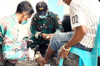 Prajurit TNI AD saat memberikan bantuan pengobatan bagi korban bencana erupsi Gunung Lewotobi Laki-Laki di Flores Timur, Nusa Tenggara Timur (NTT). Foto: Dispenad