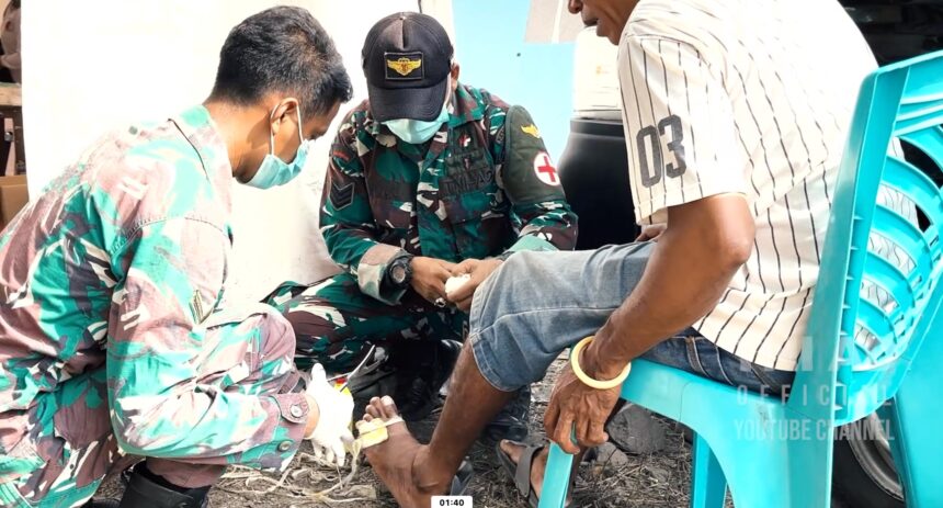 Prajurit TNI AD saat memberikan bantuan pengobatan bagi korban bencana erupsi Gunung Lewotobi Laki-Laki di Flores Timur, Nusa Tenggara Timur (NTT). Foto: Dispenad