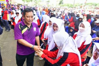 Penjabat Gubernur Sulsel, Bahtiar Baharuddin disambut ribuan guru yang ikut jalan sehat Hari Ulang Tahun PGRI ke-78 dan Hari Guru Nasional, Sabtu (13/1/2024). Foto: Pemprov Sulsel