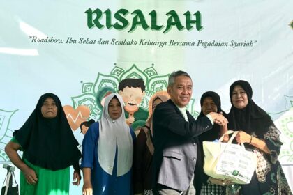 Plh Pemimpin Wilayah Pegadaian Aceh-Sumut Basuki Tri Andayani dalam acara Roadshow Ibu Sehat Bersama Pegadaian Syariah (RISALAH) yang digelar di kompleks rumah dinas Jalan Gaharu pada hari Sabtu (13/1/2024). Foto: Pegadaian Wilayah Aceh-Sumut