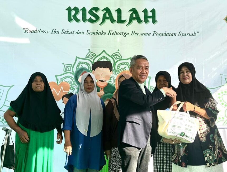 Plh Pemimpin Wilayah Pegadaian Aceh-Sumut Basuki Tri Andayani dalam acara Roadshow Ibu Sehat Bersama Pegadaian Syariah (RISALAH) yang digelar di kompleks rumah dinas Jalan Gaharu pada hari Sabtu (13/1/2024). Foto: Pegadaian Wilayah Aceh-Sumut