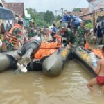 prajurit TNI AD melalui Kodim 0406/Lubuk Linggau di wilayah Korem 044/Gapo dengan sigap membantu mendistribusikan bantuan logistik kepada warga yang terdampak banjir pada Minggu (14/1/2024). Foto: Dispenad