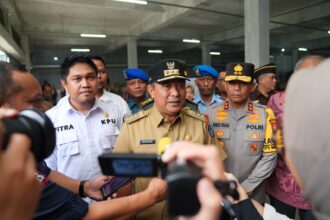 Penjabat Gubernur Sulsel, Bahtiar Baharuddin, usai melakukan pengecekan langsung harga dan stok kebutuhan pokok di Pasar Sungguminasa, Kabupaten Gowa, Senin, 15 Januari 2024. Turut hadir Kapolda Sulsel Irjen Andi Rian R Djajadi dan perwakilan Kejati Sulsel, perwakilan Pangdam XIV Hasanuddin, serta Bupati dan Waki Bupati Gowa. Foto/ist