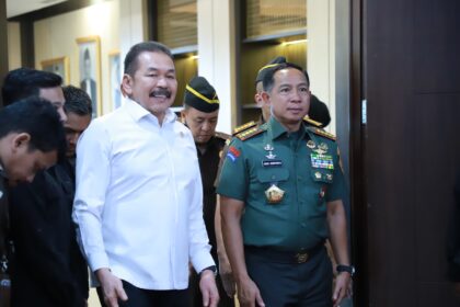 Jaksa Agung ST Burhanuddin saat menerima kedatangan Panglima TNI Agus Subiyanto di Gedung Utama Kejaksaan Agung, Jakarta, Senin (15/1/2024). Foto: Yudha Krastawan/ipol.id