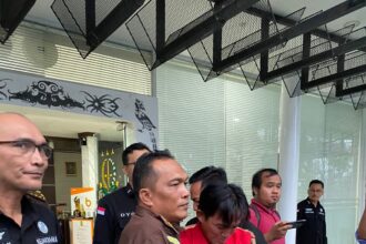 Penyidik Kejaksaan Tinggi Kalimantan Tengah (Kejati Kalteng) saat hendak menahan dua tersangka kasus dugaan korupsi pengelolaan dana Bantuan Operasional Kesehatan (BOK) pada Dinas Kesehatan Kabupaten Barito Selatan TA 2020-2021. Foto: Seksi Penkum Kejati Kalteng