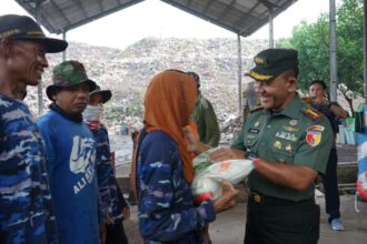 HUT ke-73 Penerangan TNI AD, Korem 081/DSJ membantu meringankan kesulitan warga yang bertempat tinggal di Tempat Pembuangan Akhir (TPA) Winongo, Kota Madiun. Foto: Dispenad