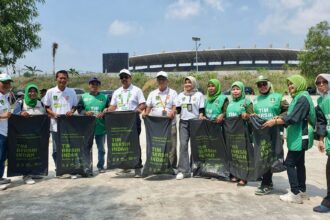 Sukses dengan gelaran acara Pegadaian Liga 2, PT Pegadaian bersama Liga Indonesia Baru (LIB) turut memberikan kontribusi positif untuk lingkungan dan masyarakat melalui kegiatan “Behind Football Liga 2” yang diadakan di Kota Gresik pada Jumat (12/01). foto/PT Pegadaian